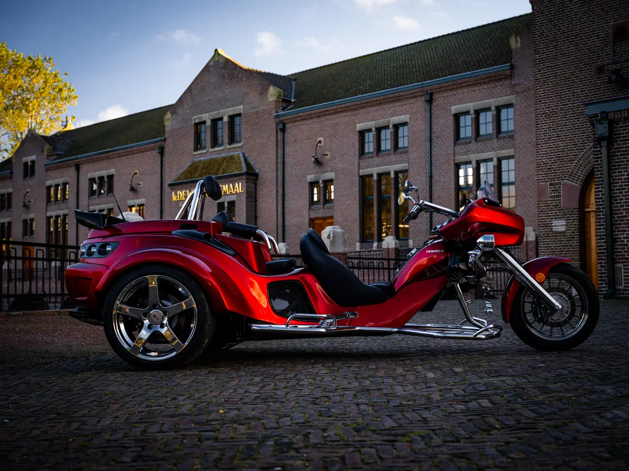 Rode trike voor een bakstenen gebouw