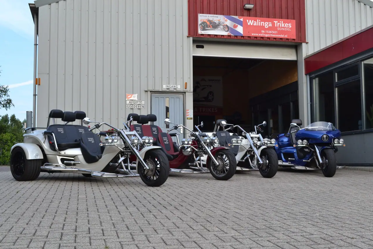 Trikes voor het pand van Walinga Trikes in Lemmer